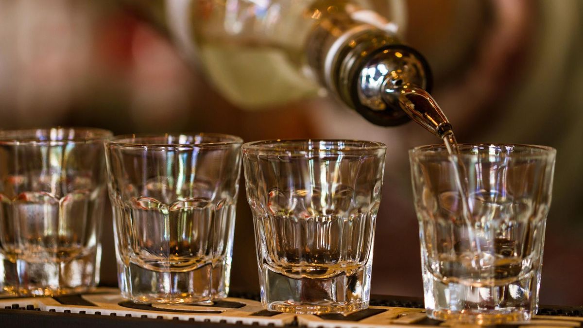 Według statystyk statystyczny mieszkaniec naszego kraju wypija 53 butelki wódki rocznie, co daje jedną półlitrową butelkę pitą każdego tygodnia