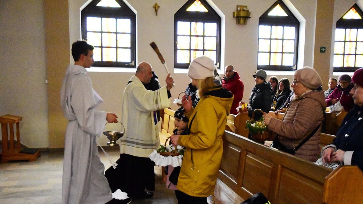 Poświęcenie pokarmów w kościele