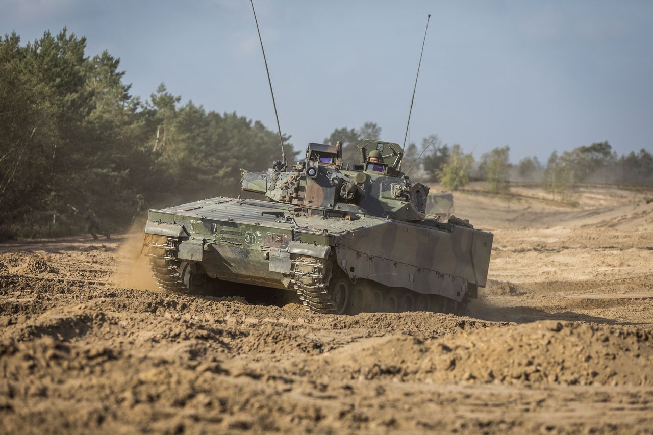 Holenderski CV90 z armatą kal. 35 mm na ćwiczeniach.