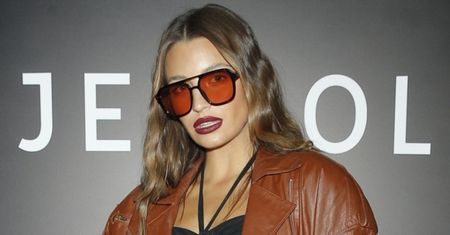 Julia Wieniawa pozuje na pokazie Łukasza Jemioła w stylizacji na "dziewczynę motocyklisty" (ZDJĘCIA)