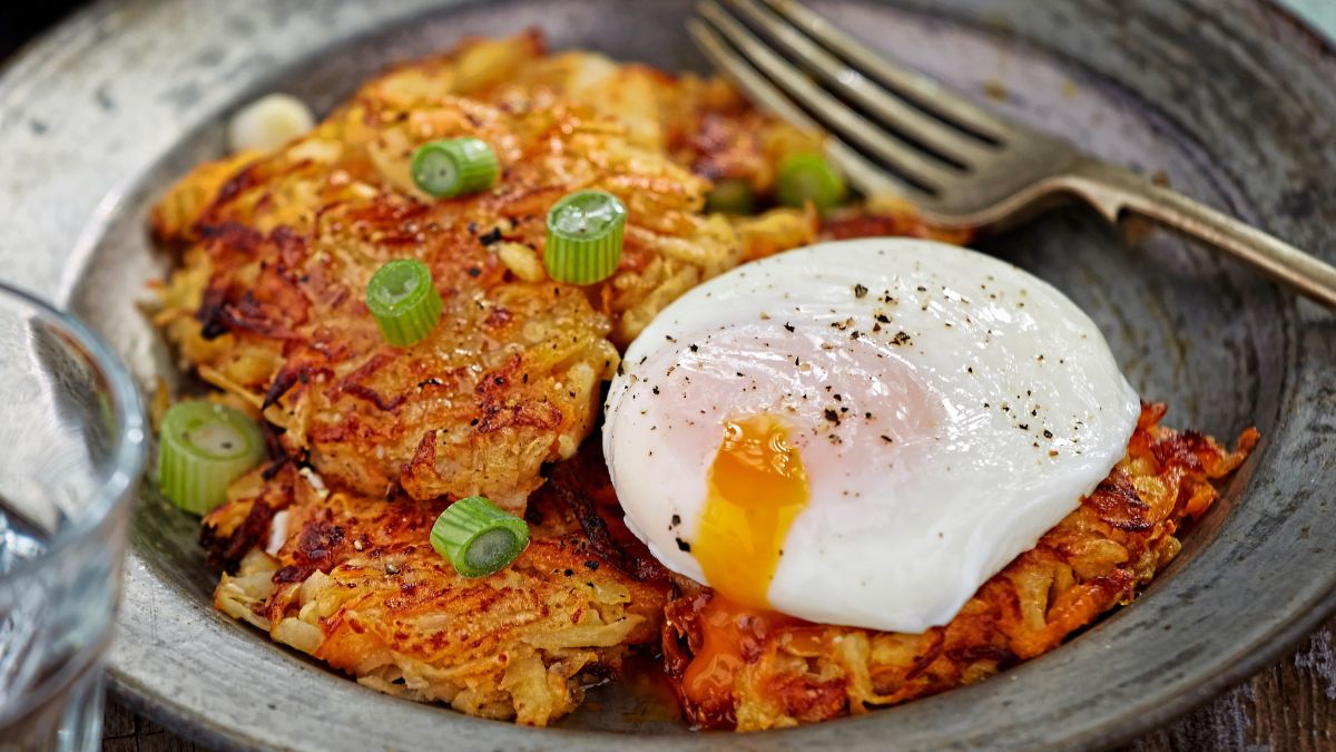 Placki z pasternakiem i jajko poche