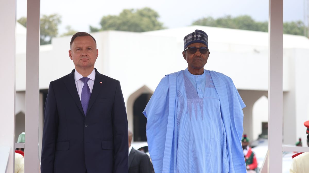 Abudża, Nigeria, 06.09.2022. Prezydent RP Andrzej Duda (L) i prezydent Federalnej Republiki Nigerii Muhammadu Buhari (P) podczas powitania na dziedzińcu Pałacu Prezydenckiego w Abudży, 6 bm. Prezydent Duda odwiedzi państwa Afryki Zachodniej: Nigerię, Wybrzeże Kości Słoniowej i Senegal. (jm) PAP/Leszek Szymański