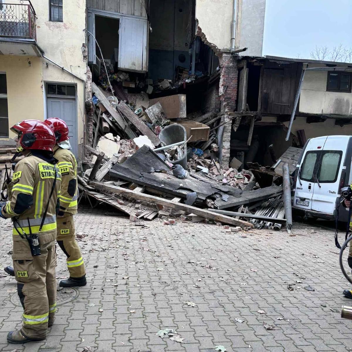 Katastrofa w centrum Wągrowca! Runęła ściana kamienicy – na miejscu straż, policja i ciężki sprzęt