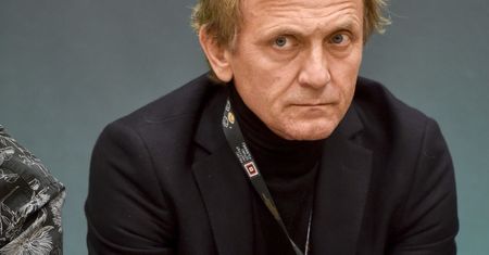 Andrzej Chyra zakażony koronawirusem. COVID-19 daje mu się we znaki