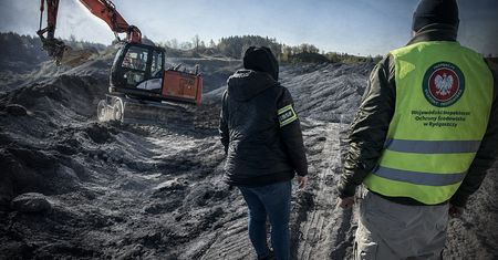 Toksyczne odpady po prostu sobie czekają. Inwestor się nie poczuwa