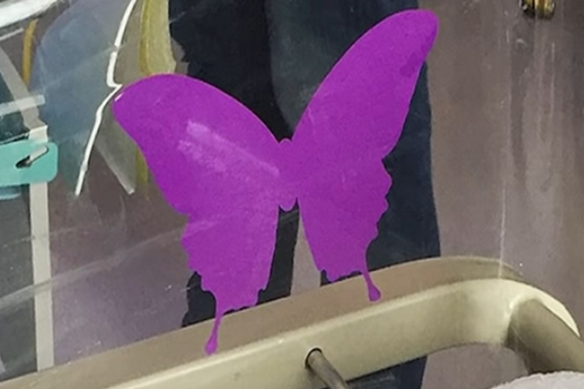 Smutny widok na porodówce. Fioletowy motyl. Wiesz, co oznacza?