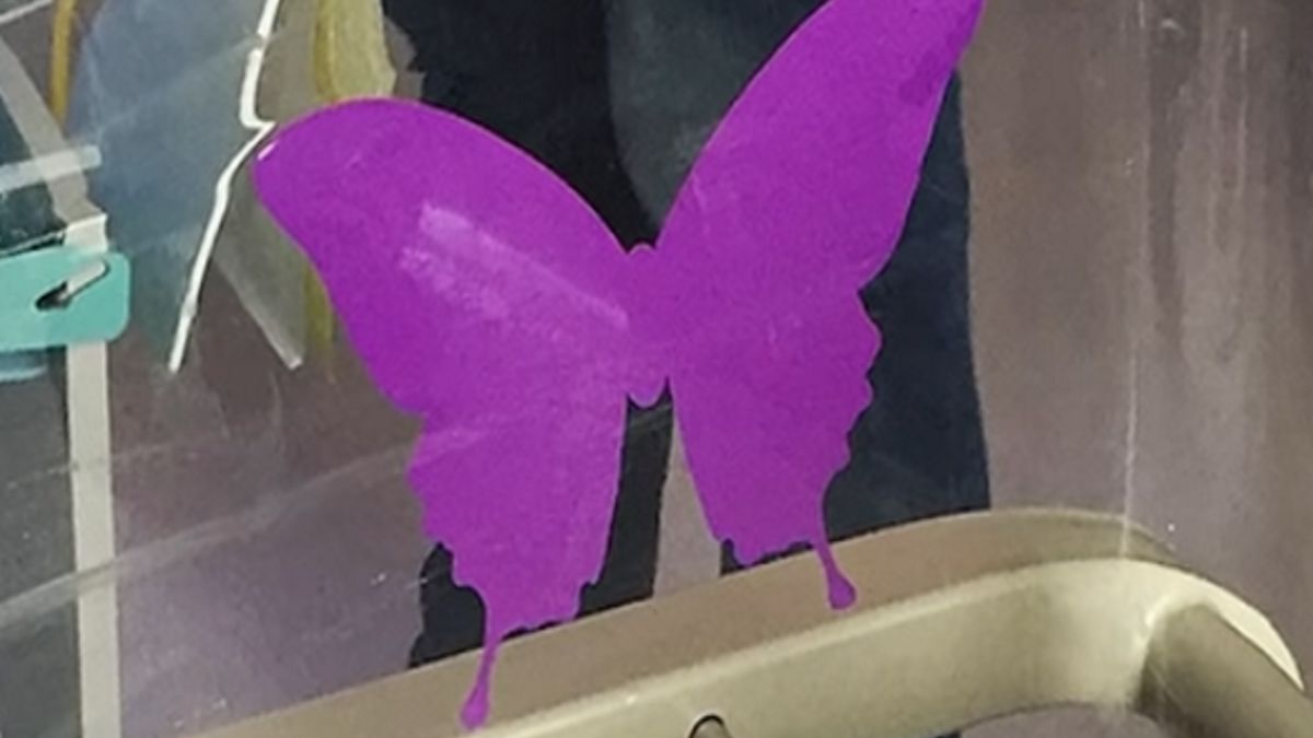 Naklejka fioletowego motyla na dziecięcym łóżeczku w szpitalu