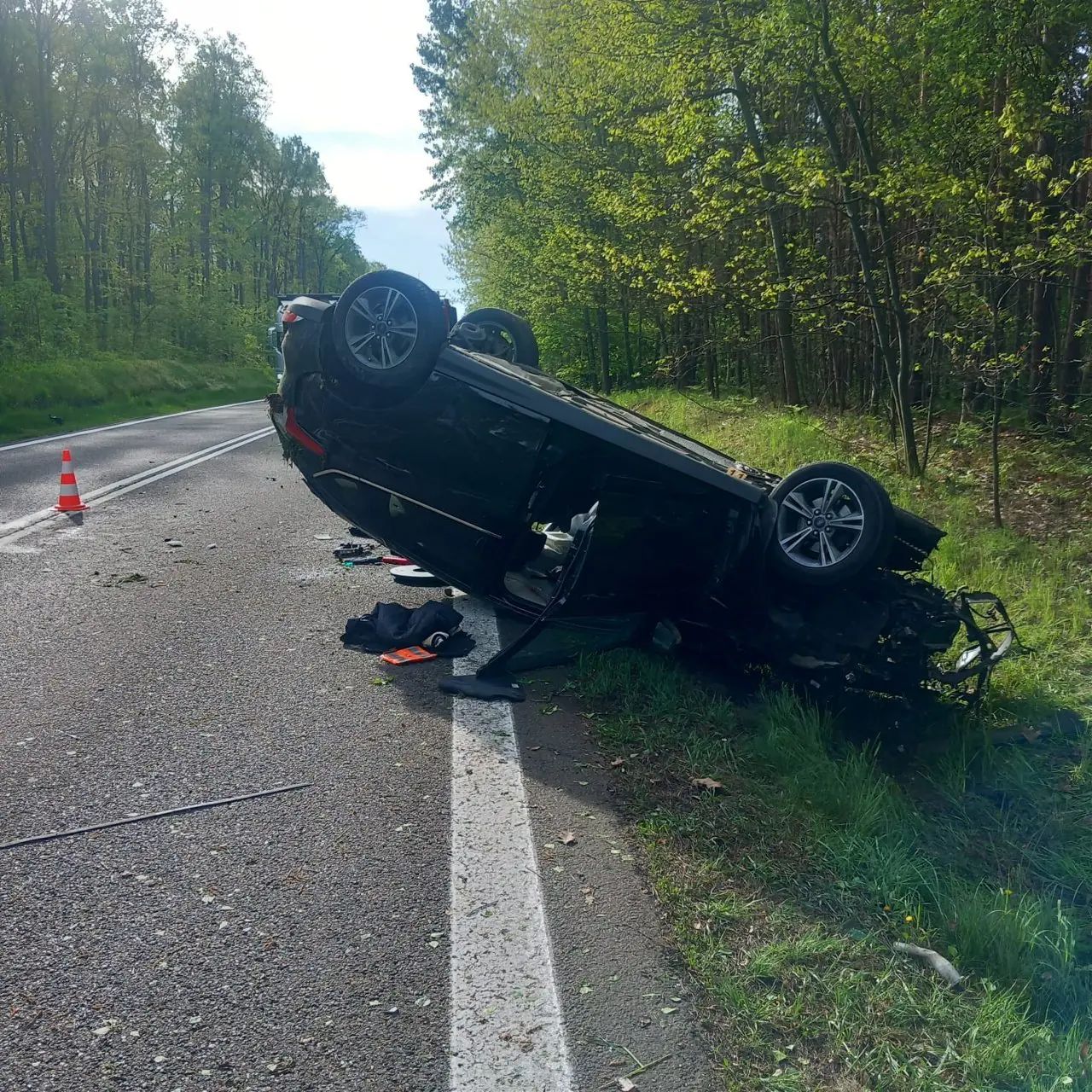 Na zdjęciu pojazd, który dachował