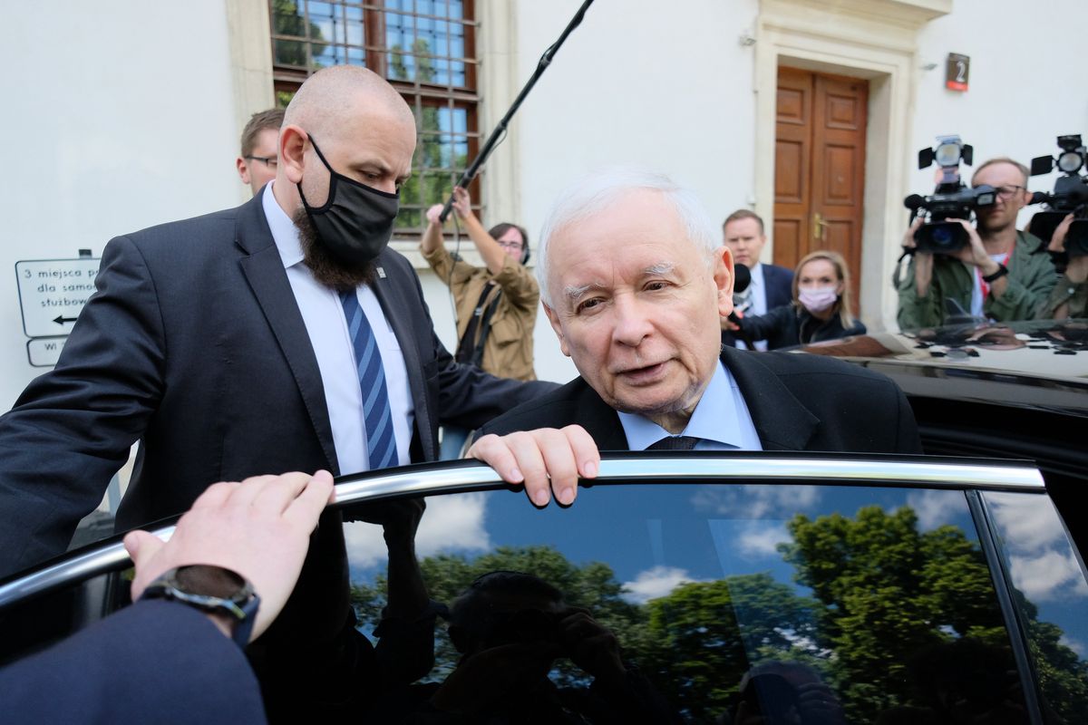 Jarosław Kaczyński poza rządem? Sondaż przed kongresem PiS