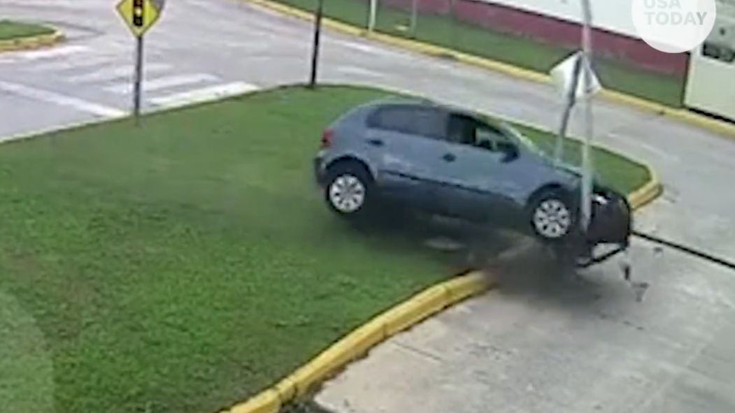 Samochód z dużą siłą uderzył w latarnie i przewrócił się