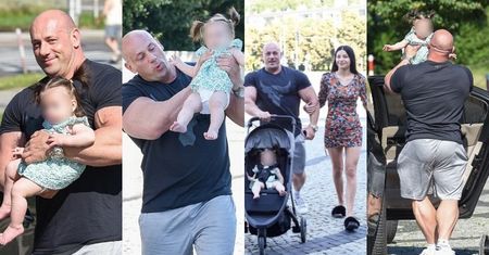 Rodzinny Robert Burneika prezentuje siłę mięśni, pakując córkę do spacerówki (ZDJĘCIA)