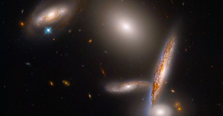 Wyobraźcie sobie jak efektowne musi być tam nocne niebo. Rocznicowa fotografia Hubble’a