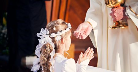 Urlop okolicznościowy na komunię. Czy przysługuje ci wolne od pracy?
