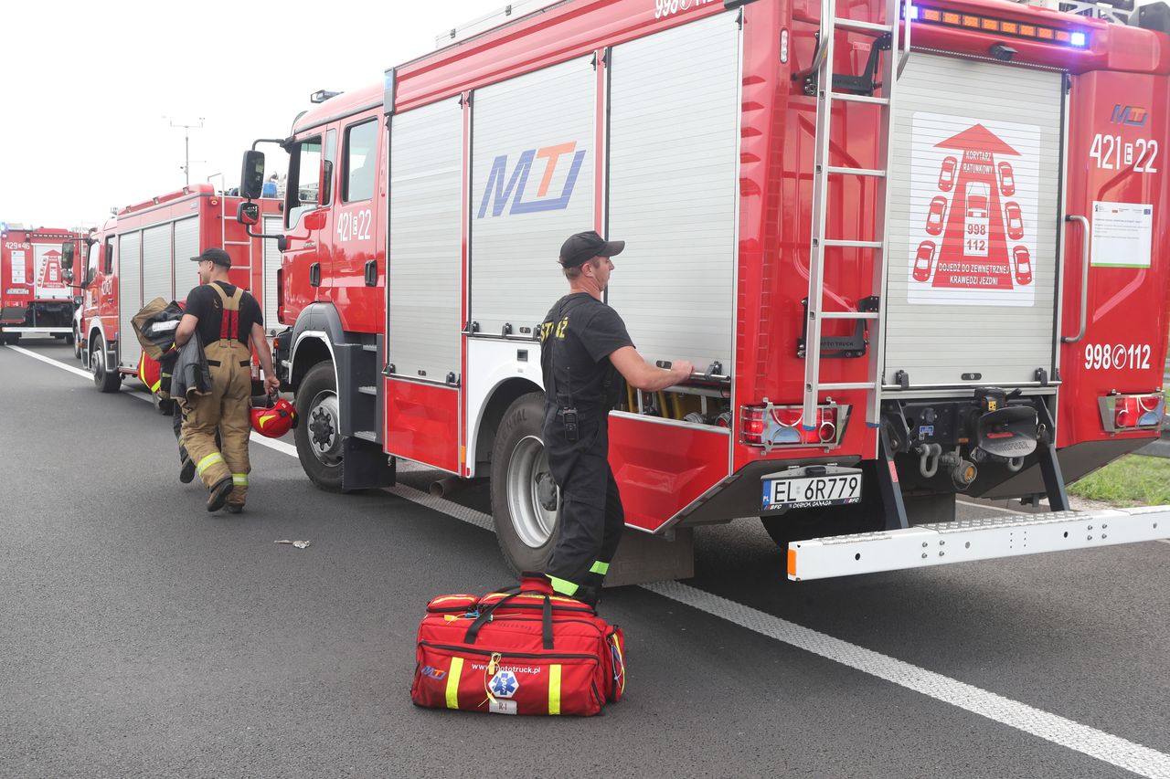 Pożar samochodu. Akcja służb na autostradzie/ zdjęcie ilustracyjne