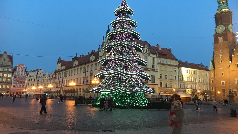 Wrocław. Miasto w świątecznej szacie. Spacerowicze spragnieni bożonarodzeniowych atrakcji (WP)