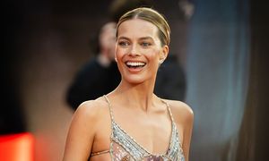 Margot Robbie w bieliźnianej stylizacji. Odważny trend wraca na ulice