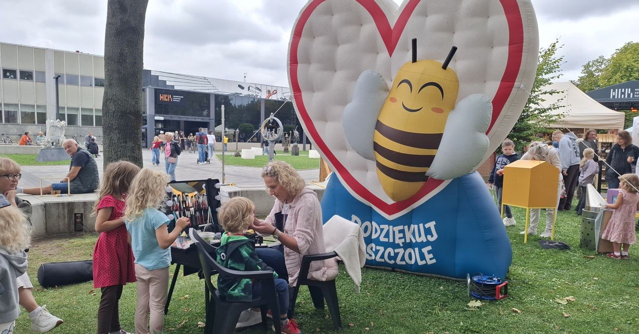 W Nowej Hucie trwa Małopolskie Święto Pszczoły. Pod NCK słodki, rodzinny piknik i koncerty. Wstęp wolny!