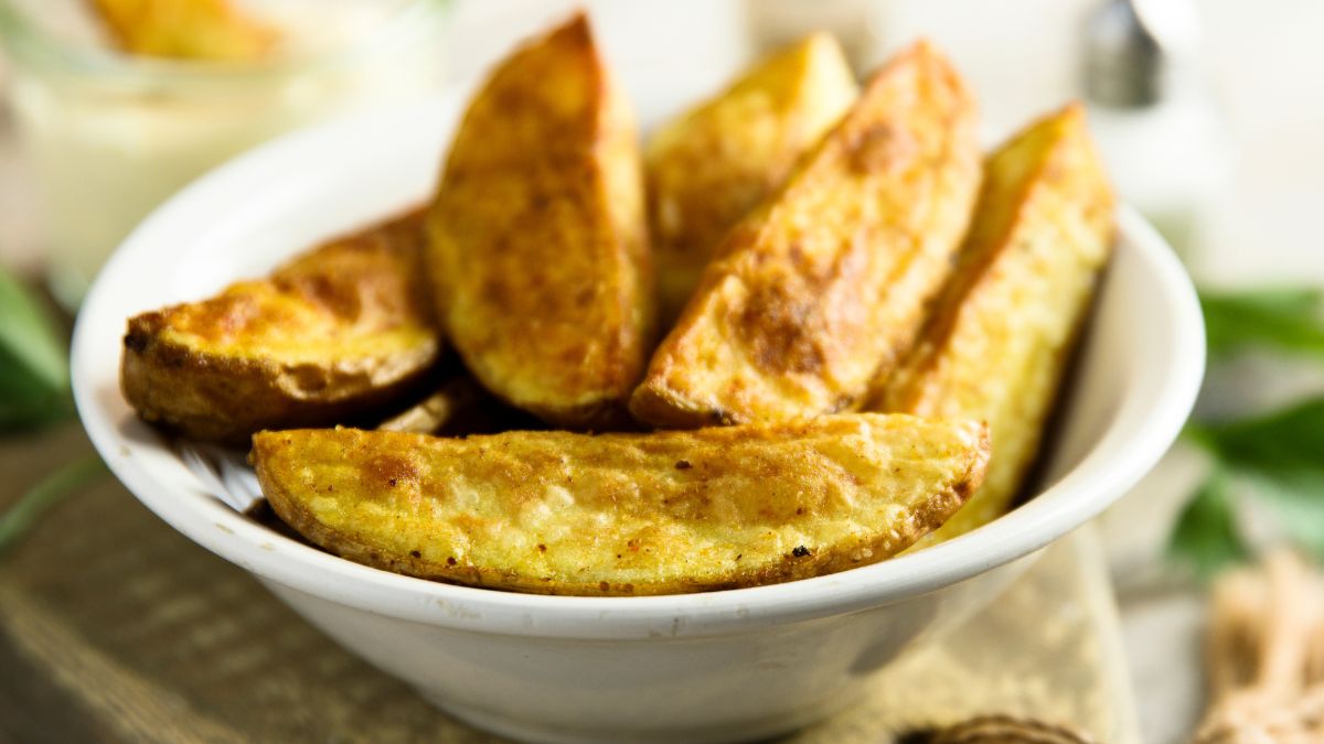 Chrupiące ziemniaczki z piekarnika można jeść solo 