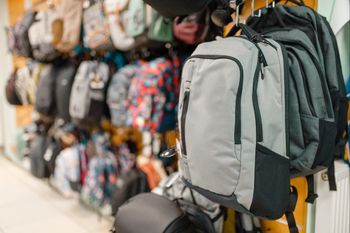 Kultowy producent plecaków upada. Przegrał z tańszymi wyrobami z Azji