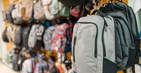 Kultowy producent plecaków upada. Przegrał z tańszymi wyrobami z Azji