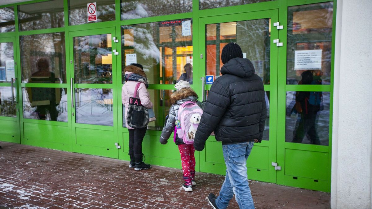 Powr�t dzieci do szko?y18.01.2021 KRAKOW DZIECI Z KLAS 1-3 WRACAJA DO SZKOL W CZASIE PANDEMI COVID 19 N/Z UCZNIOWIE Z PLACEKAMI PRZED SZKOLA FOT. JOANNA URBANIEC GAZETA KRAKOWSKAJOANNA URBANIEC / POLSKA PRESS