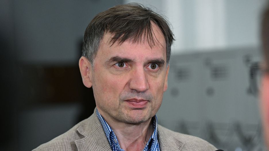Warszawa, 26.06.2025. Poseł Prawa i Sprawiedliwości, były minister sprawiedliwości i prokurator generalny Zbigniew Ziobro rozmawia z mediami na korytarzu Sejmu w Warszawie, w ostatnim dniu posiedzenia izby, 26 bm. (amb) PAP/Radek Pietruszka