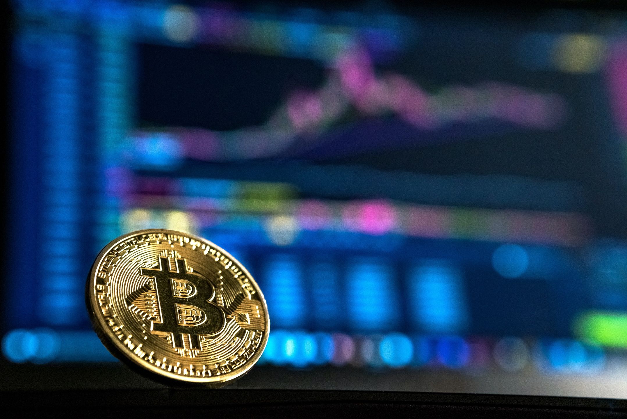 nie istnieje żaden związek pomiędzy jakimikolwiek czynnikami ekonomicznymi, jakie miałyby wpływ na zachowania inwestorów i podejmowanie przez nich decyzji o zakupie kryptowalut.