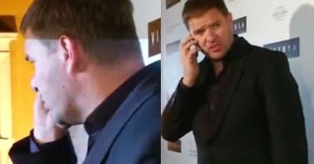 Karolak pozuje na ściance i rozmawia przez telefon!