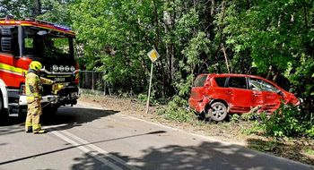 Uciekał przed policją, rozbił się na drzewie. Był poszukiwany