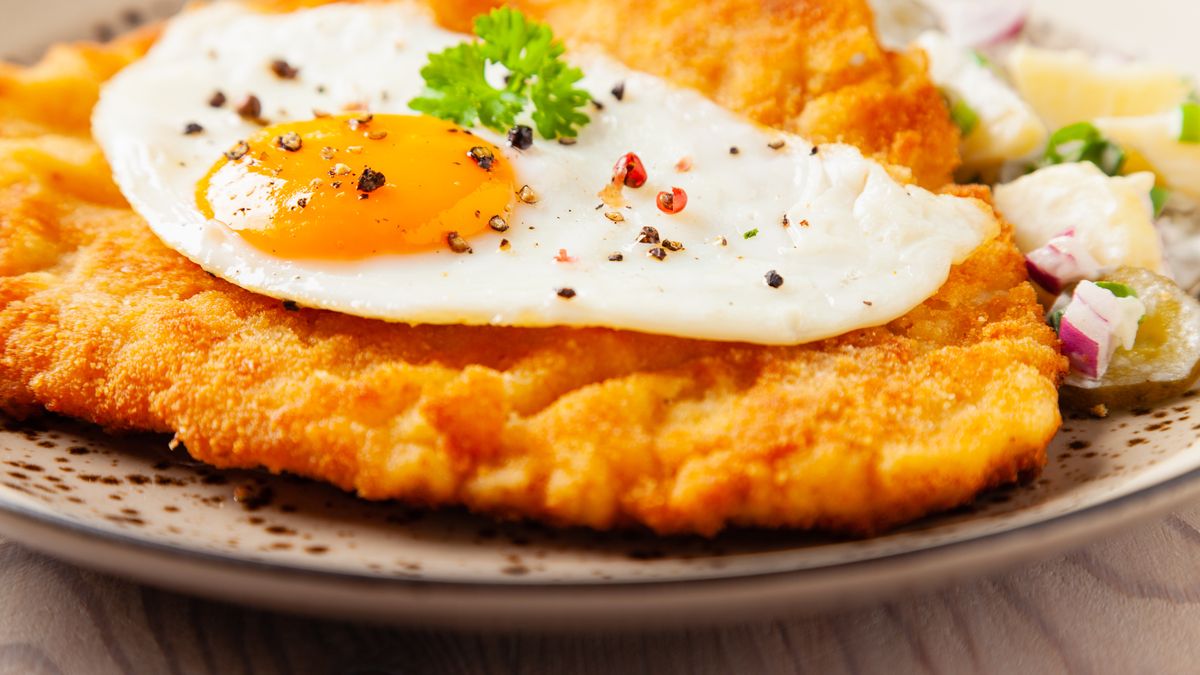 W Polsce kotlety po wiedeńsku serwowane są z jajkiem sadzonym