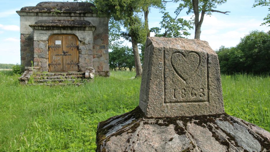 Podczas prac remontowych w pobliżu fundamentów kaplicy odkryto bezimienne groby