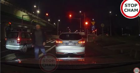 Nerwowo przy zmianie pasa. Policjant w cywilu aż wyskoczył z samochodu
