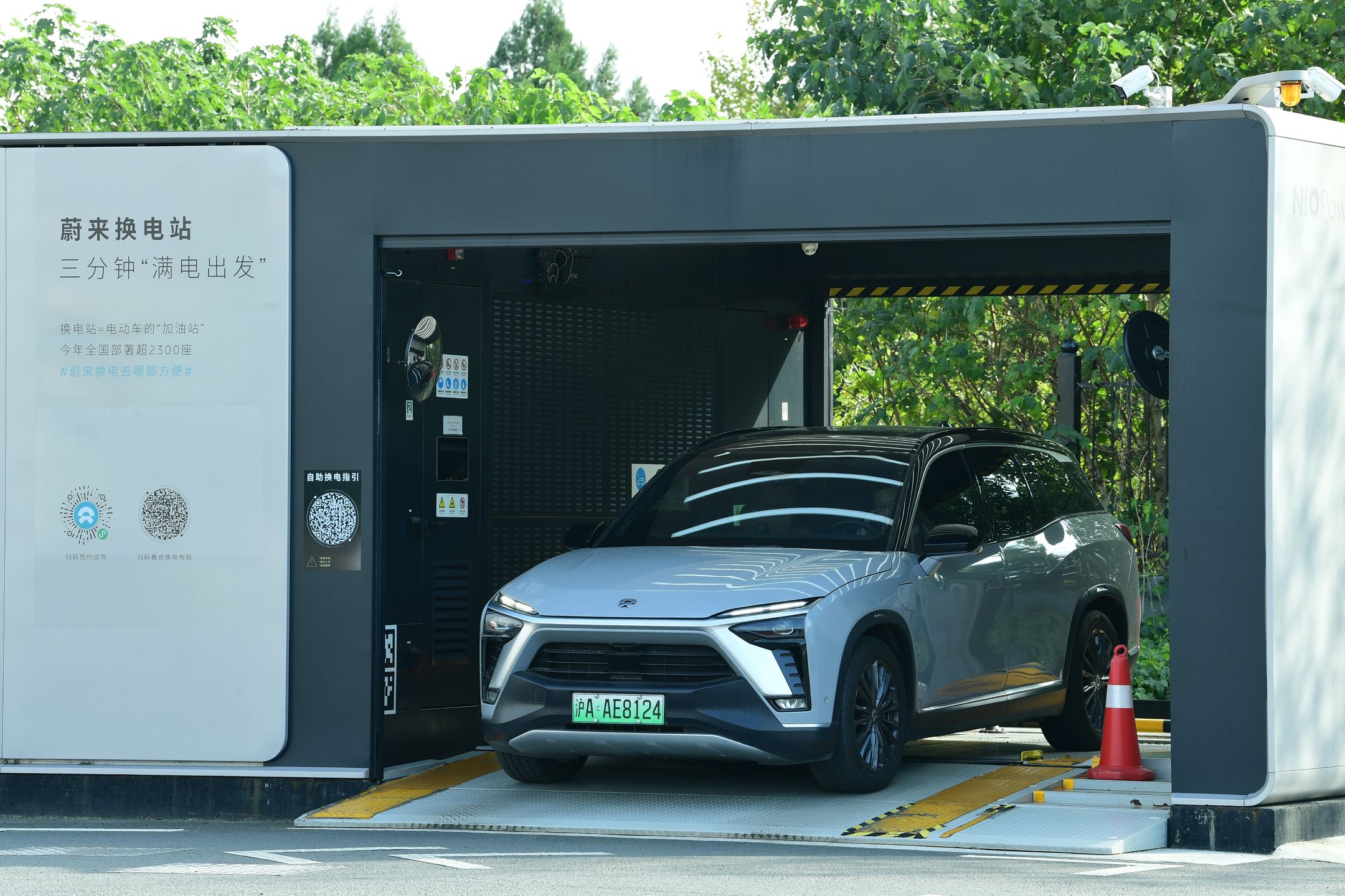 SUZHOU, CHINA - NOVEMBER 13, 2023 - A new energy vehicle changes its battery at NIO Power Station in Shaxi Service Area of ShenyangCHaikou Expressway in Suzhou, Jiangsu province, China, November 13, 2023. Nio has laid out 2,000 change stations in China, 3,281 charging stations, 19,098 charging piles, and 940,000+ third-party charging piles. (Photo by Costfoto/NurPhoto via Getty Images)