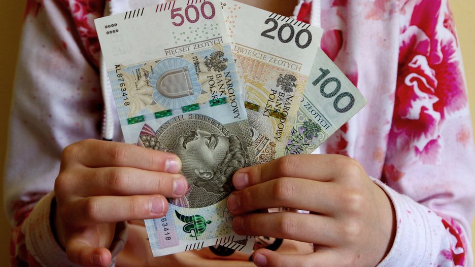 Stock Marek Bazak
Fot. Zofia i Marek Bazak/East News, 
N/z dziecko trzyma w reku banknoty 500, 200 i 100 zl. Rzadowy program Rodzina 800 plus ma zastapic dotychczasowy 500 plus i zostac uchwalony jeszcze w tej kadencji Sejmu. Nowa wysokosc swiadczenia wychowawczego.
ZOFIA BAZAK