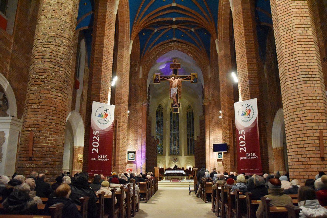 Głogów: Uroczystość w kolegiacie. Poświęcono monumentalny krucyfiks