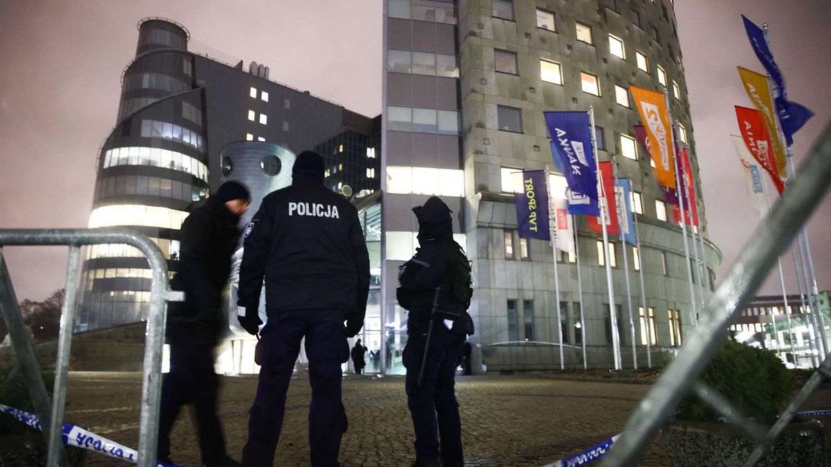 Protest against the new management of the Polish public tv channel
WARSAW, POLAND - DECEMBER 21: Police takes security measures in front of the public tv channel TVP headquarters in Warsaw, Poland on December 21, 2023. A day earlier broadcast of the TVP Info news channel has been stopped as the new director board formed by the new government took power. TVP was considered as propaganda channel under the former Law and Justice Party government and setting a new management of the state-owned tv, radio and agency was one of the election postulates of the new ruling Civic Platform party. Jakub Porzycki / Anadolu 
Dostawca: PAP/Abaca
AA/ABACA
Journalist, Media, Photographer, Television, protest, publiczne, siedziba, Telewizja Polska, TVP, zmiana