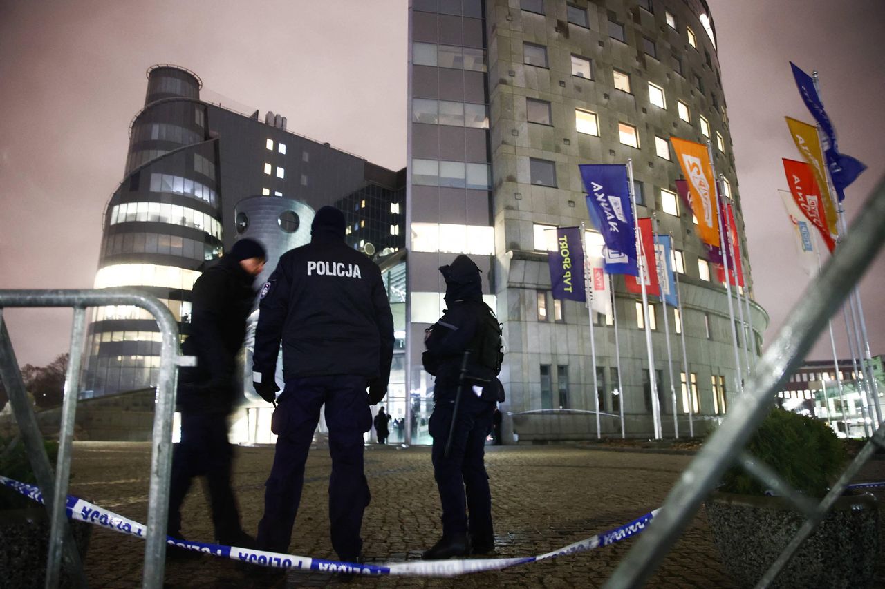 Policja pod siedzibą TVP w grudniu 2023 roku