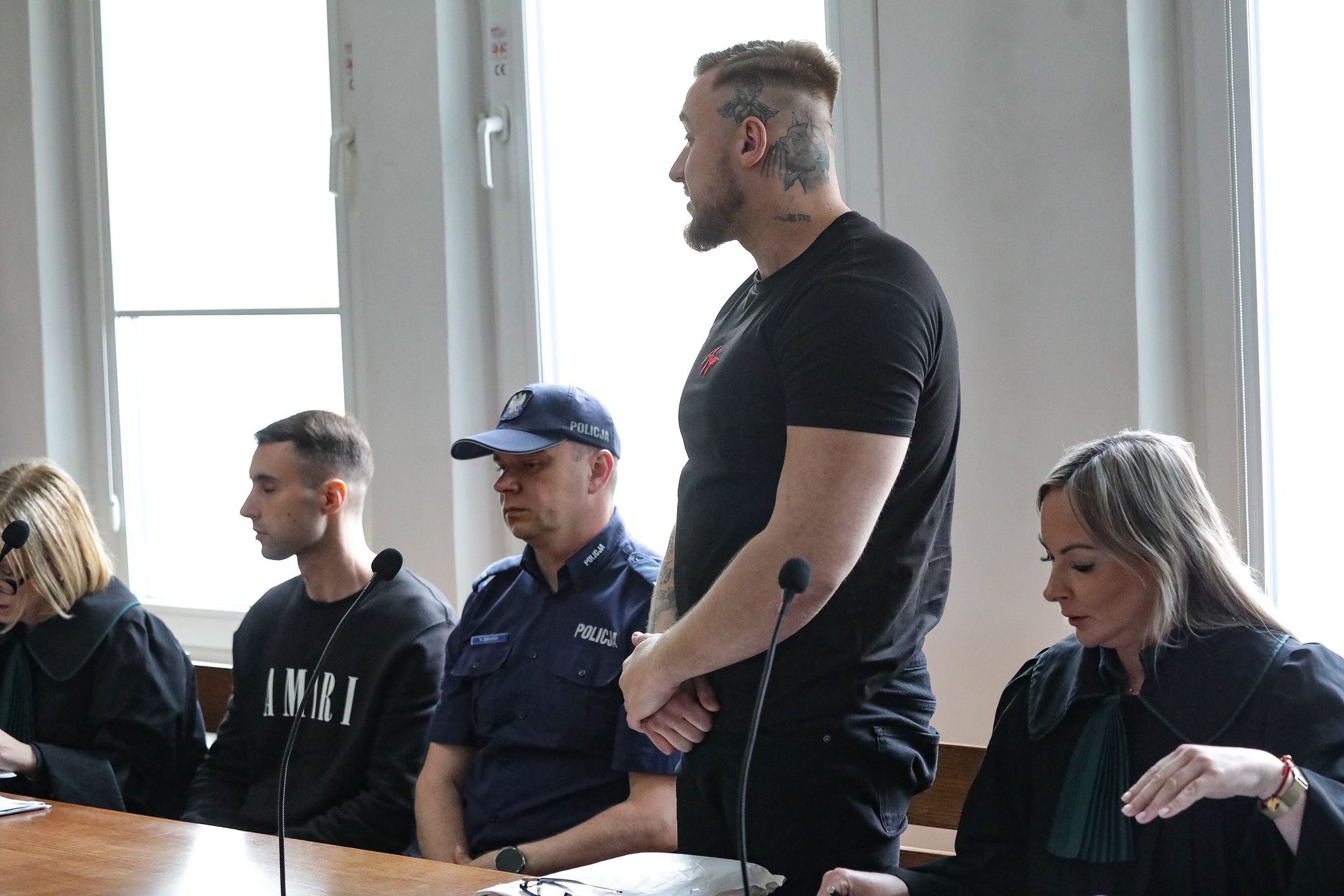 Warszawa, 17.06.2025. Oskarżoeni Łukasz Żak (2P) i Maciej Osiński (2L) oraz obrońca, mec. Izabela Ławińska (P) na sali rozpraw Sądu Rejonowego dla Warszawy-Śródmieścia, 17 bm. Rozpoczął się proces Łukasza Żaka oskarżonego o spowodowanie śmiertelnego wypadku na Trasie Łazienkowskiej we wrześniu 2024 r. Uczestniczyli w nim kierujący volkswagenem arteonem Łukasz Żak, a także jadąca fordem focusem czteroosobowa rodzina. W wyniku zderzenia zginął 37-letni pasażer forda Rafał P. Do szpitala trafiły trzy osoby z tego auta: 37-letnia kierująca samochodem żona zmarłego mężczyzny i ich dzieci w wieku czterech i ośmiu lat, a także kobieta ? Paulina K., która podróżowała volkswagenem. Tuż przed wypadkiem auto Łukasza Żaka pędziło 226 km/h w terenie, gdzie dopuszczalna prędkość wynosi do 80 km/h; wg biegłych kierujący był pijany, a swoją jazdę nagrywał trzymanym w ręku telefonem komórkowym. W tej sprawie Prokuratura postawiła też zarzuty nieudzielenia pomocy i poplecznictwa 5 innym mężczyznom, a jednemu ? poplecznictwa. (jm) PAP/Tomasz Gzell *** UWAGA!!! SĄD ZGODZIŁ SIĘ NA PODAWANIE DANYCH I UTRWALANIE WIZERUNKU ŁUKASZA ŻAKA I PIĘCIU Z SZEŚCIU POZOSTAŁYCH OSKARŻONYCH! ***