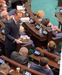 Nie ma popcornu, jest kawa na tacy. Poseł Konfederacji zaskoczył w Sejmie