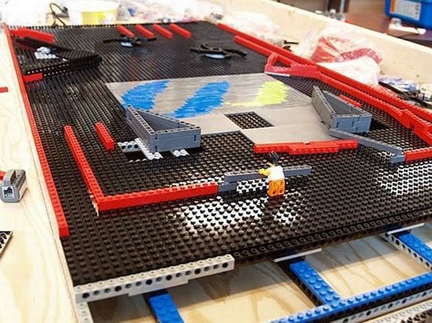 Stół do Pinball'a z klocków Lego