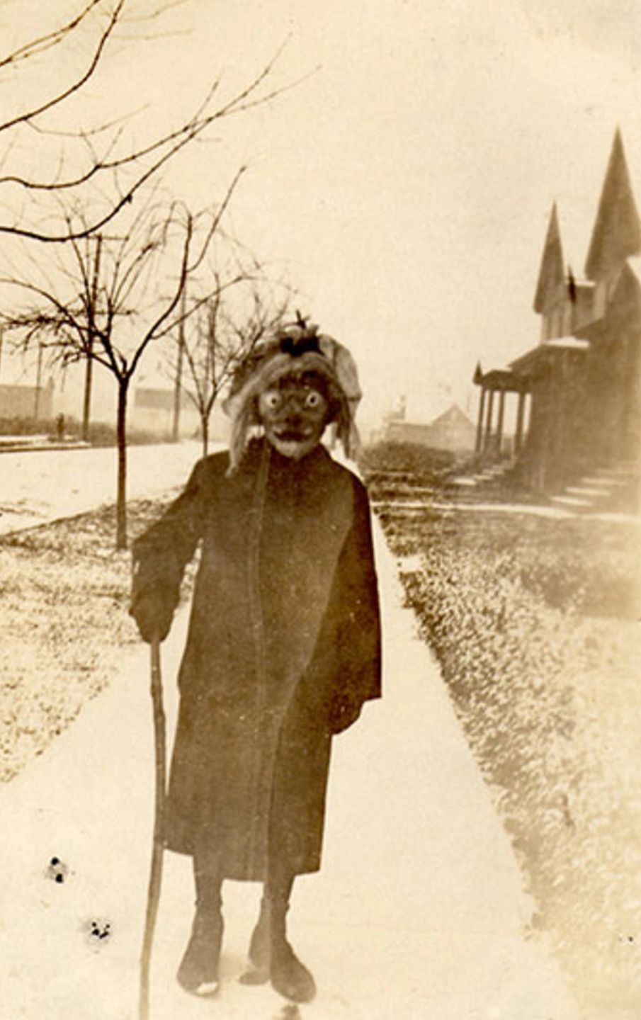 Stuletnie zdjęcia upiornych kostiumów na Halloween