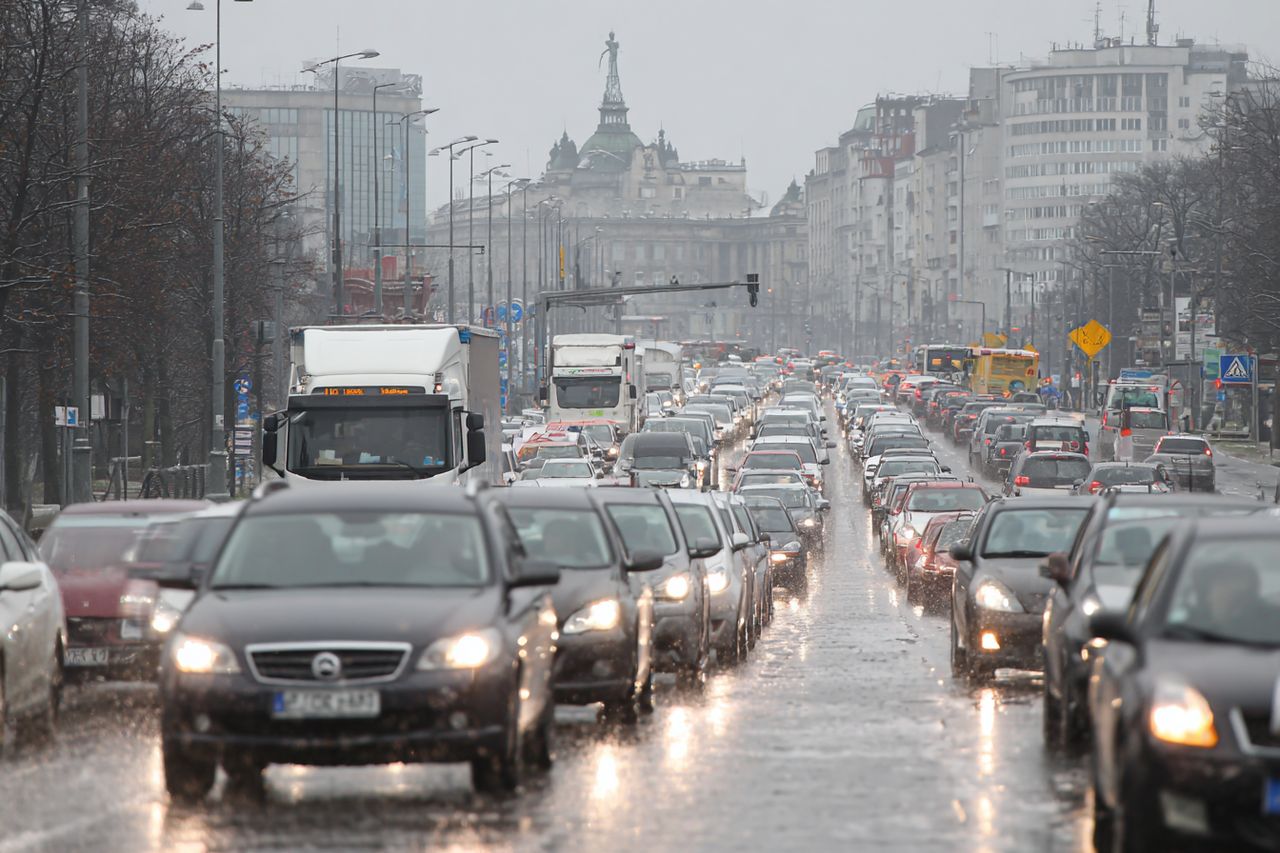 Starsze auta poza centrum. Od stycznia ostrzejsze zasady wjazdu do Strefy Czystego Transportu w Warszawie