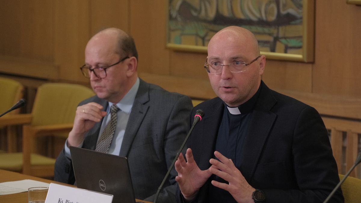 Warszawa, 12.02.2024. Kierownik Biura Delegata KEP ds. Ochrony Dzieci i Młodzieży ks. Piotr Studnicki (P) i wiceprezes KAI Tomasz Królak (L) podczas konferencji prasowej w siedzibie Sekretariatu Konferencji Episkopatu Polski w Warszawie, 12 bm. przed Dniem modlitwy i solidarności z Osobami skrzywdzonymi wykorzystaniem seksualnym. Konferencja została zorganizowana przez Katolicką Agencję Informacyjną wraz z Fundacją Świętego Józefa KEP, Biurem Delegata KEP ds. Ochrony Dzieci i Młodzieży oraz Centrum Ochrony Dziecka. (ad) PAP/Mateusz Marek