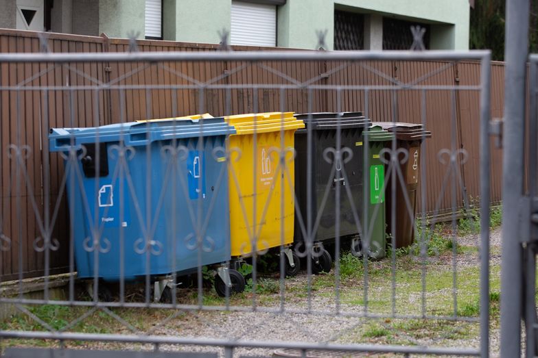 Śmieciowy problem w Suwałkach. Radny chce karania osób, które korzystają z nie swoich pojemników
