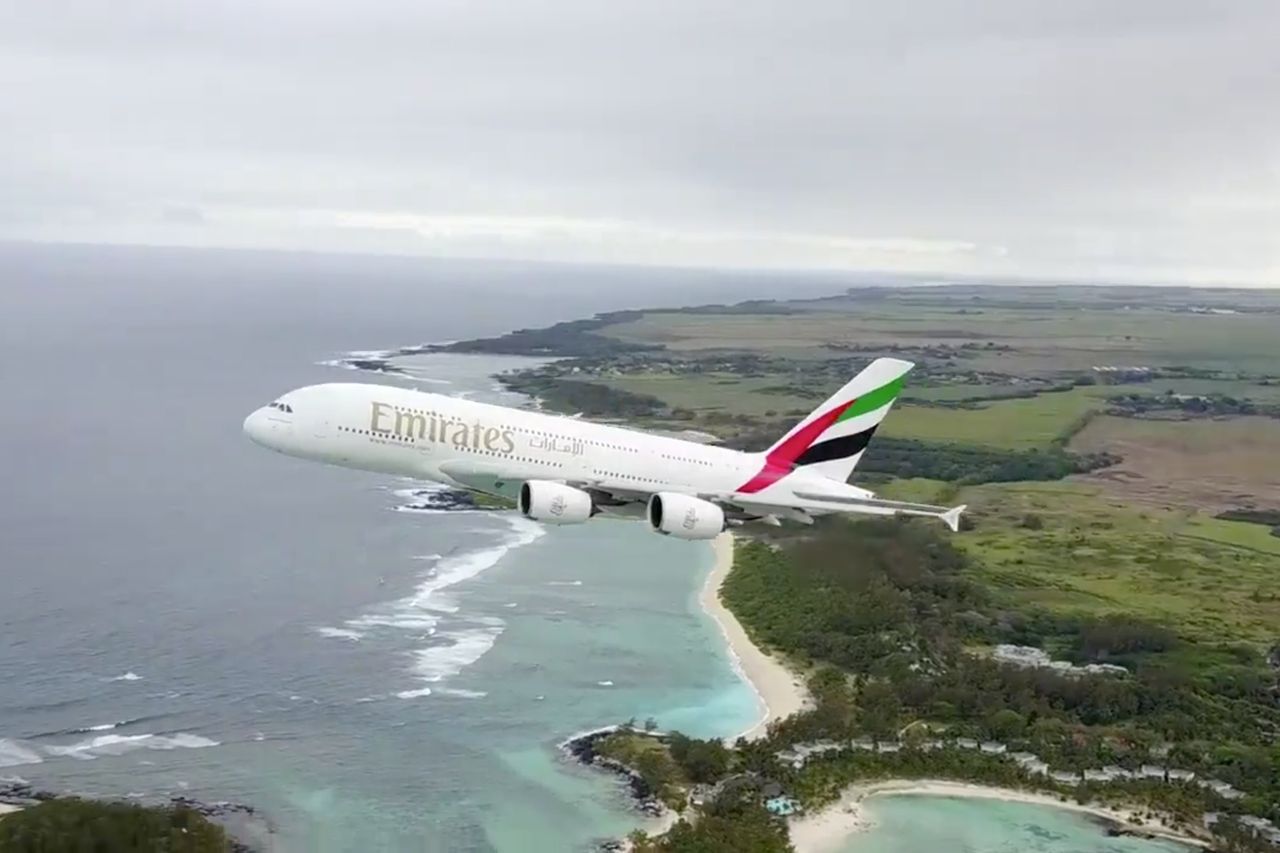 Film z drona, który niebezpiecznie zbliżył się do lecącego Airbusa A380