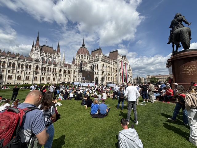 Ludzie gromadzą się pod parlamentem w Budapeszcie