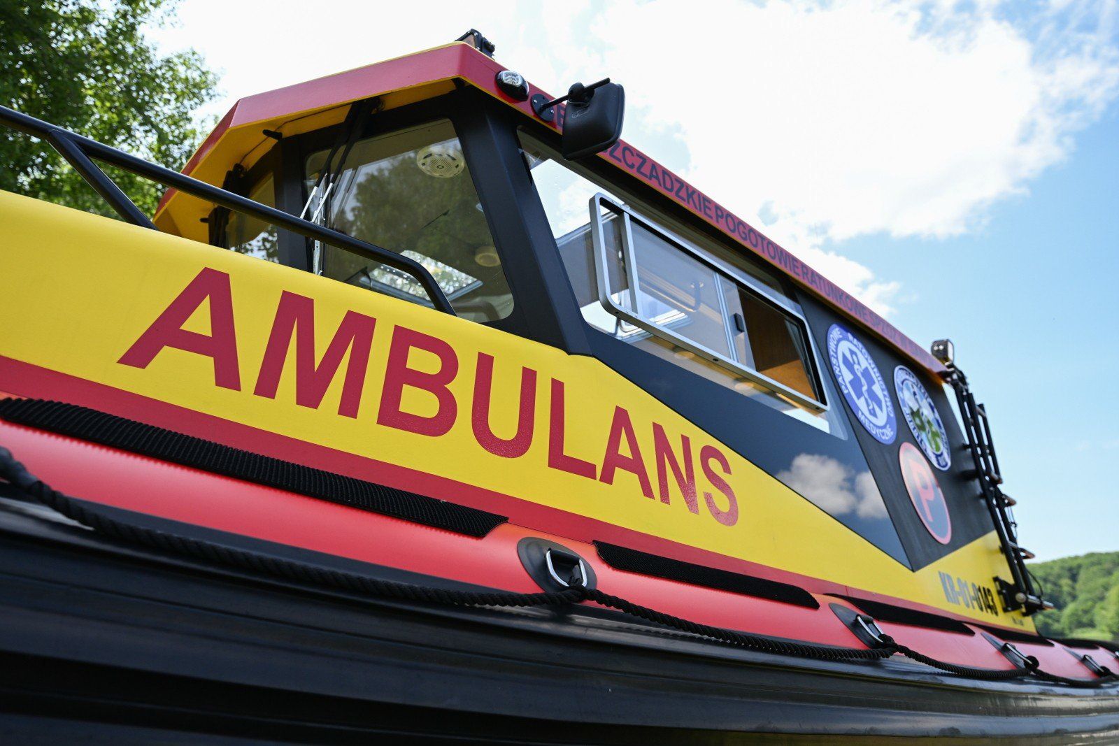 Wodowanie nowego ambulansu wodnego na Jeziorze Solińskim w Polańczyku, 4 bm. W sezonie letnim ambulans będzie wykorzystywany na Jeziorze Solińskim przez Bieszczadzkie Pogotowie Ratunkowe.