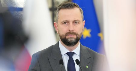 Apeluje do opozycji. Delegacja w drodze do Paryża