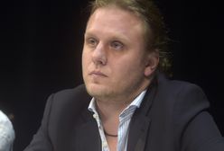 Bez morza kwiatów. Tak wygląda grób Piotra Woźniaka-Staraka w rocznicę urodzin