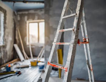 Skończyłeś remont, a fachowiec żąda dopłaty? Przepisy jasno mówią, czy musisz zapłacić